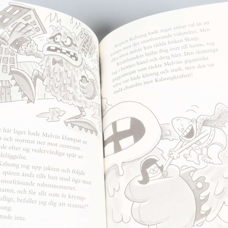 Illustrerat uppslag från Kapten Kalsong bok, svartvitt