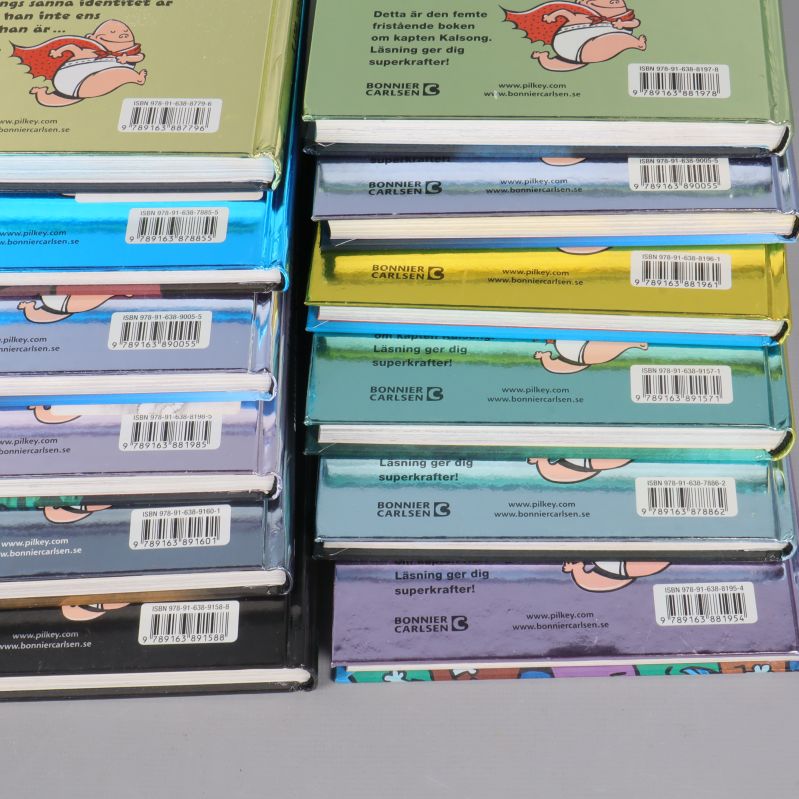 Flera ISBN-nummer synliga på baksidan av Kapten Kalsong böcker