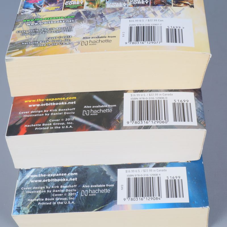 Närbild på bokryggar med tydliga ISBN-koder och streckkoder