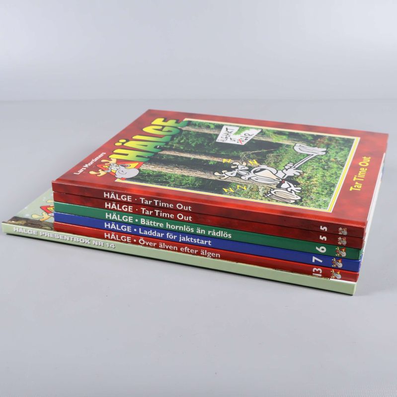 Bokryggar av Hälge-album, titlar och nummer synliga