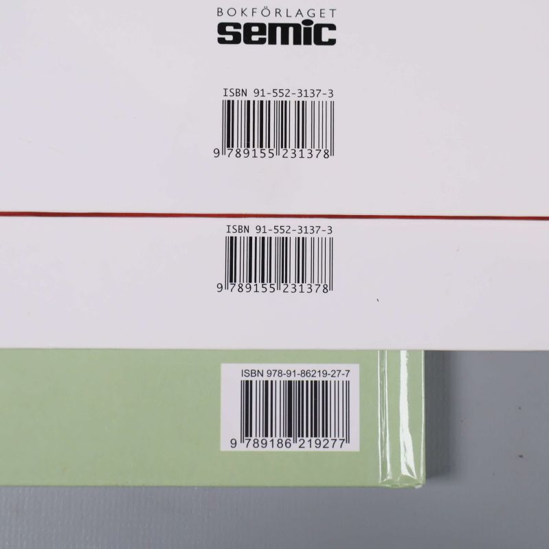 Närbild på två ISBN-koder på baksidan av Hälge-böcker