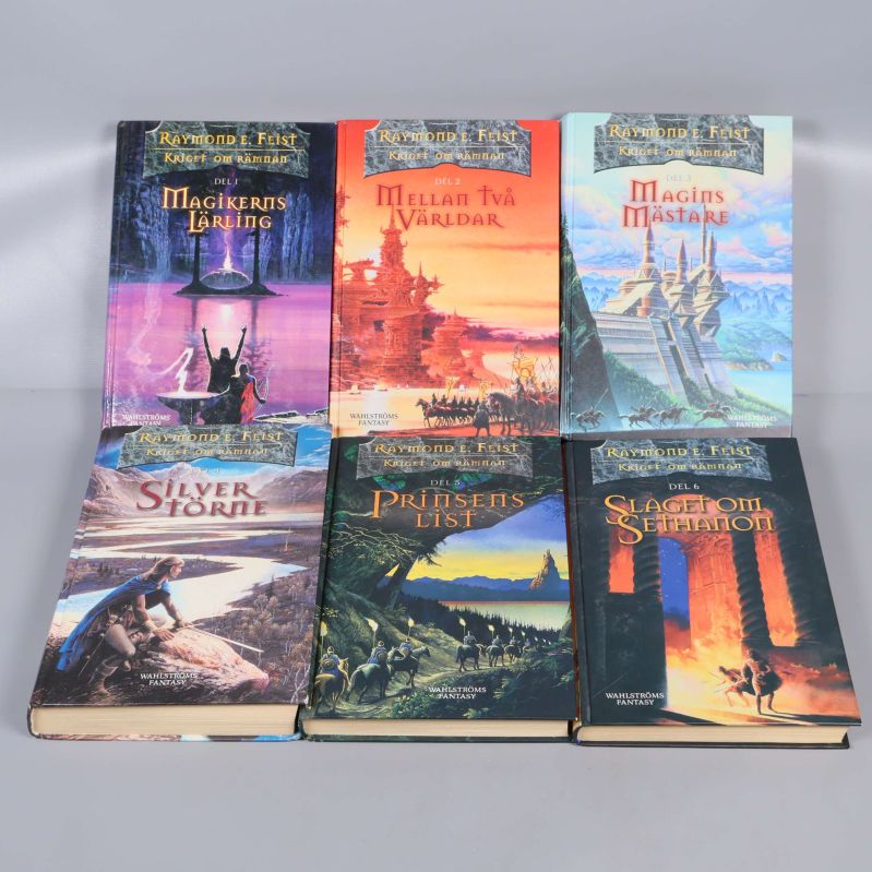 Sex böcker från Kriget om rämnan utspridda med framsidorna uppåt