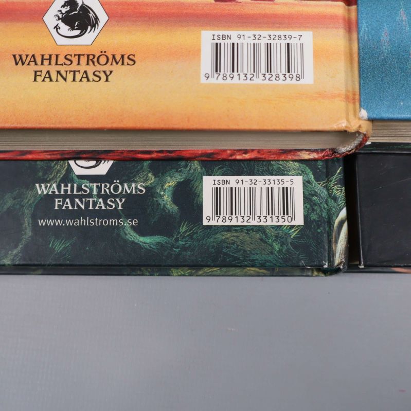 Närbild på ytterligare två bokryggar med synliga ISBN-nummer