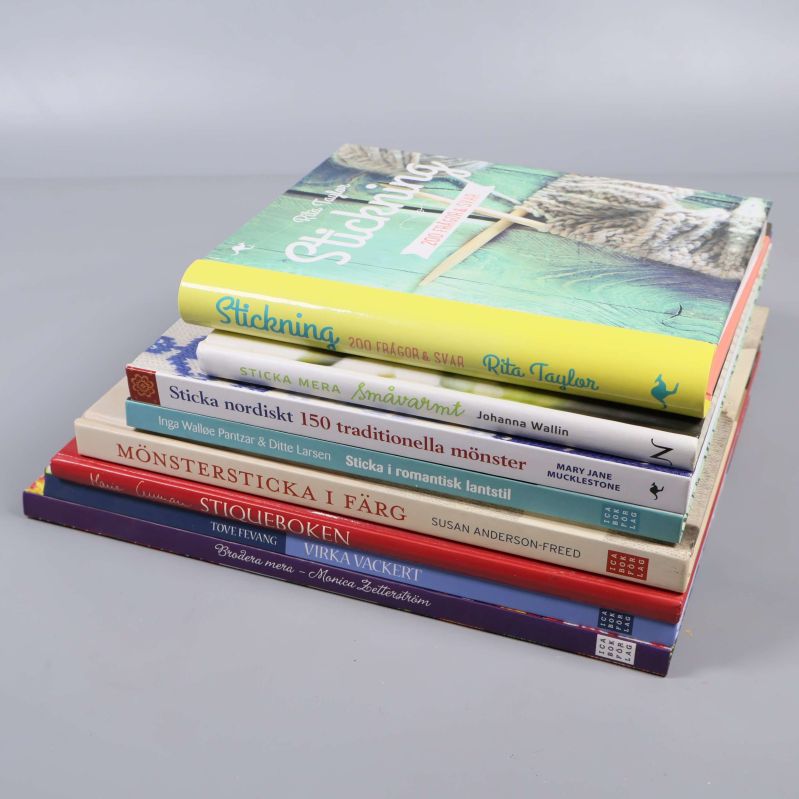 Sju titlar om stickning och handarbete staplade på rad