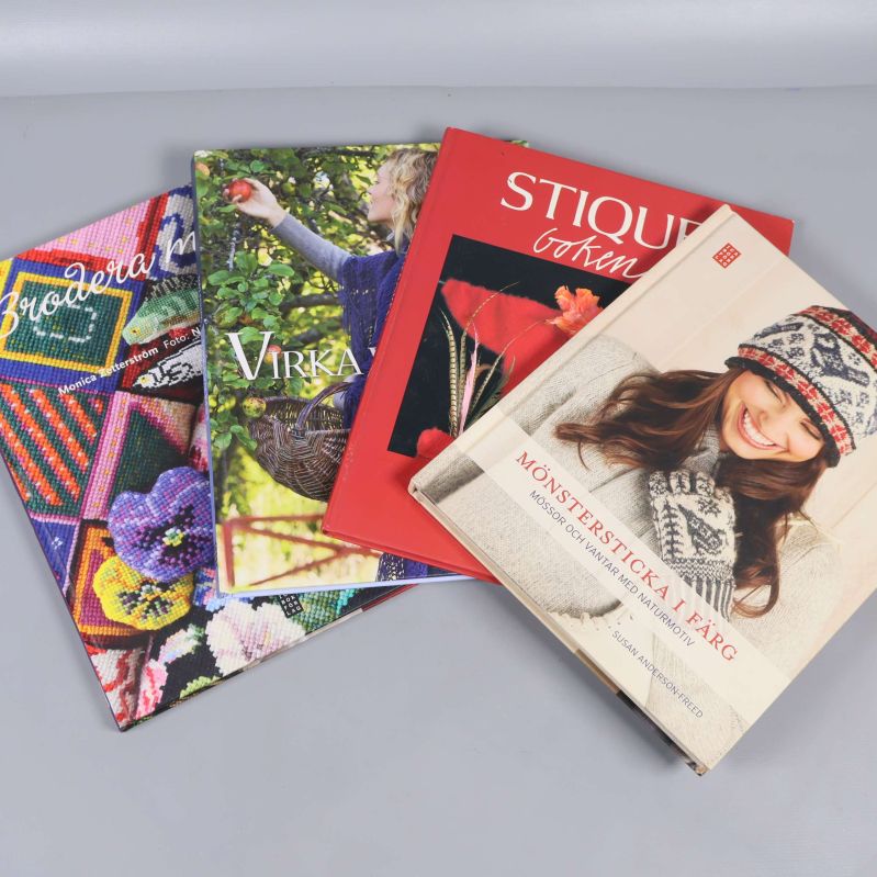 Fyra handarbetsböcker med färgglada omslag bredvid varandra