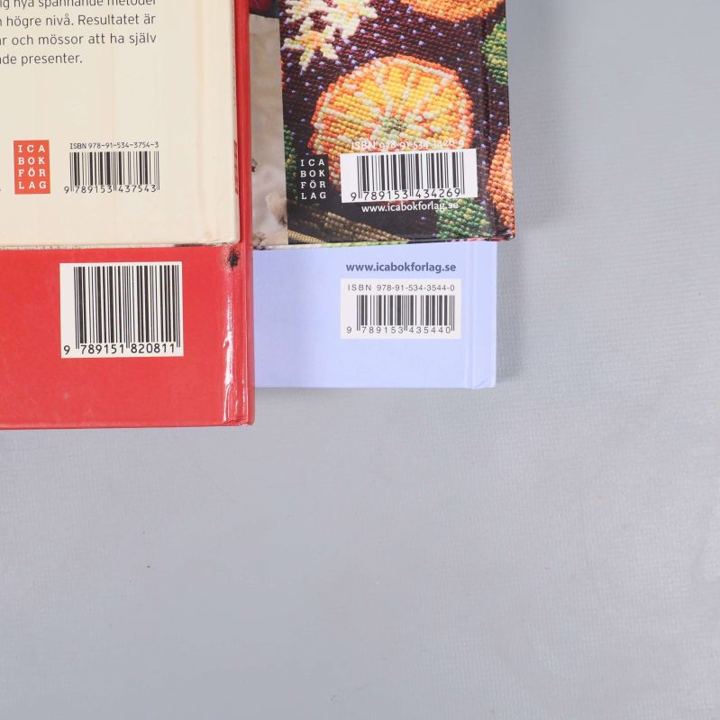 Baksidor på tre böcker med tydliga ISBN-streckkoder synliga