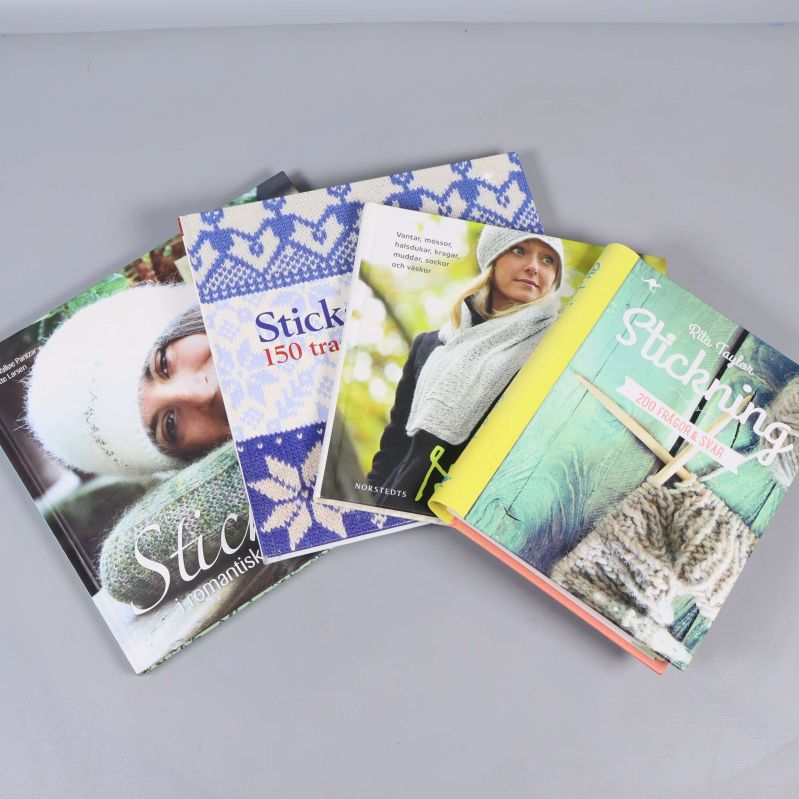Fem böcker om stickning utspridda med synliga omslag och mönster