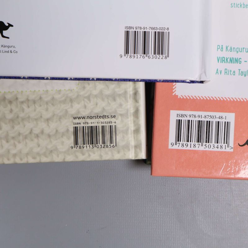 Två baksidor med ISBN-nummer, vit och ljusrosa bok