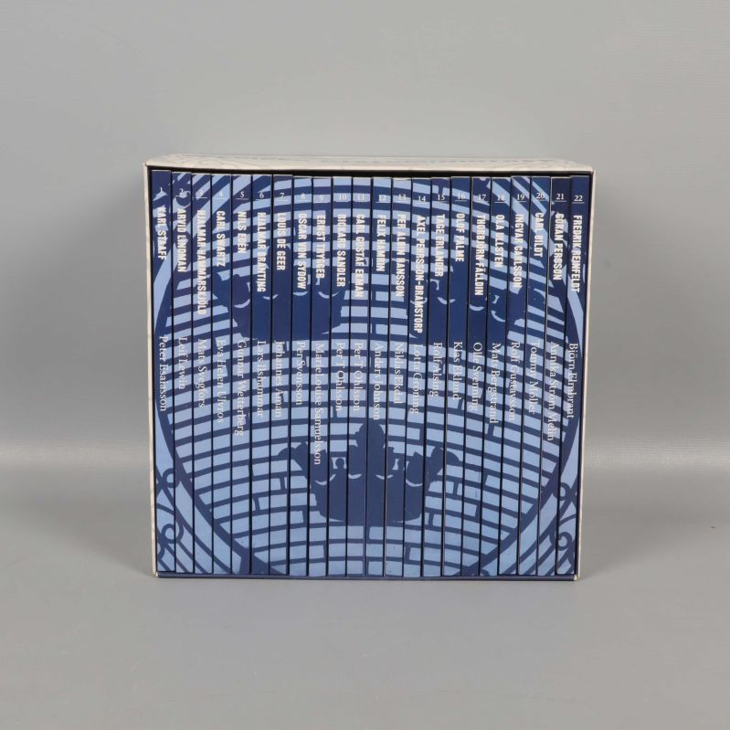 Samlingsbox med böckernas ryggar, blå design med mönster och text