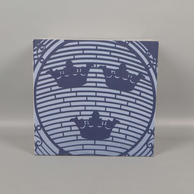 Framsida av boxen med tre blå kronor och grafiskt mönster