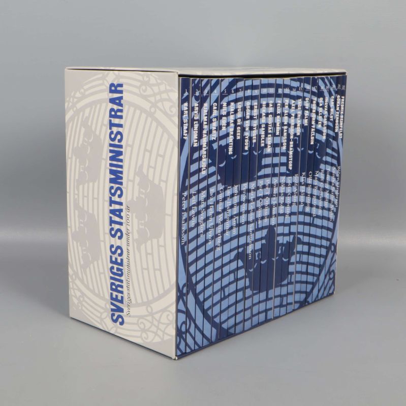 Samlingsbox i vinkel med texten Sveriges statsministrar längs kanten