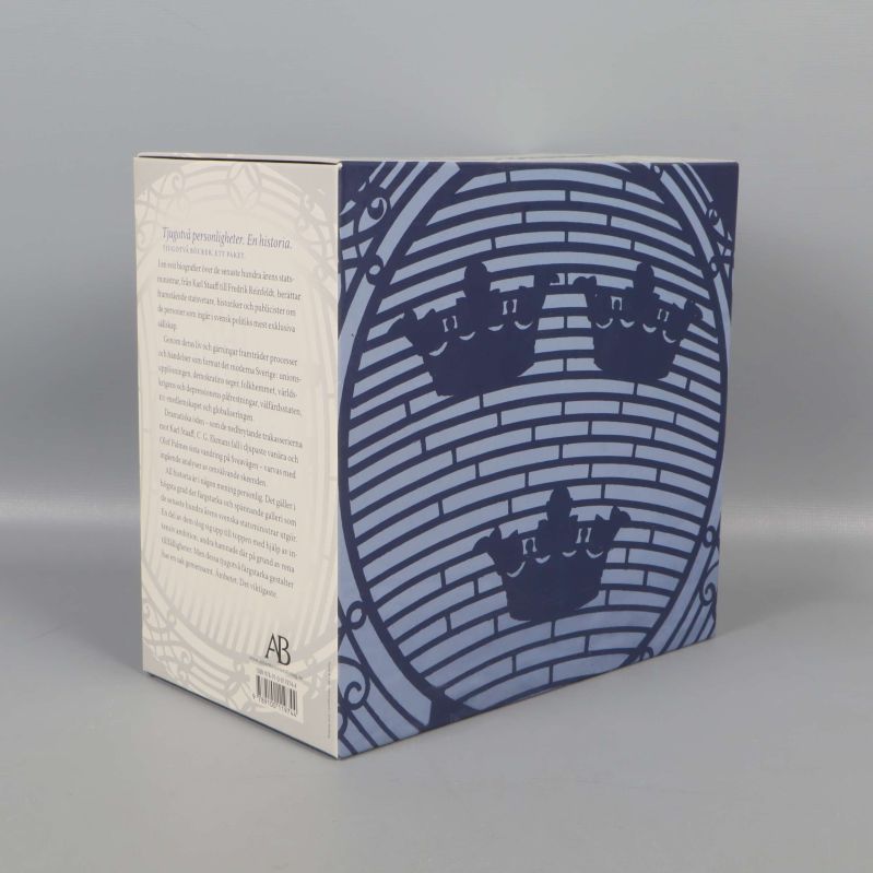 Baksida av samlingsboxen med text och tre kronor i blått