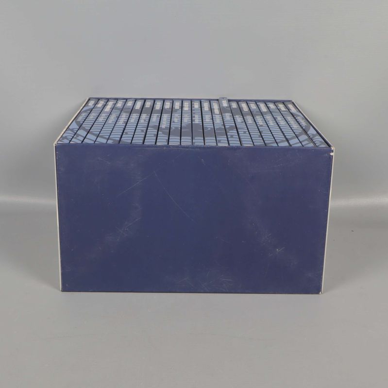 Ovansidan av samlingsbox i mörkblå färg med bokryggar