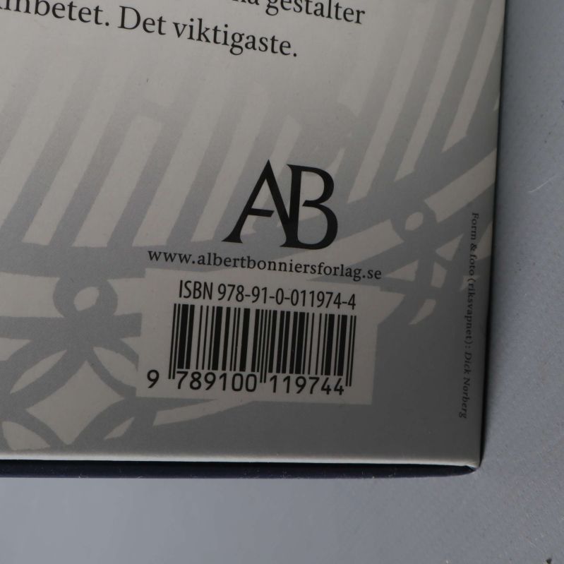 Närbild på ISBN och förlagsinformation på baksidan av boxen