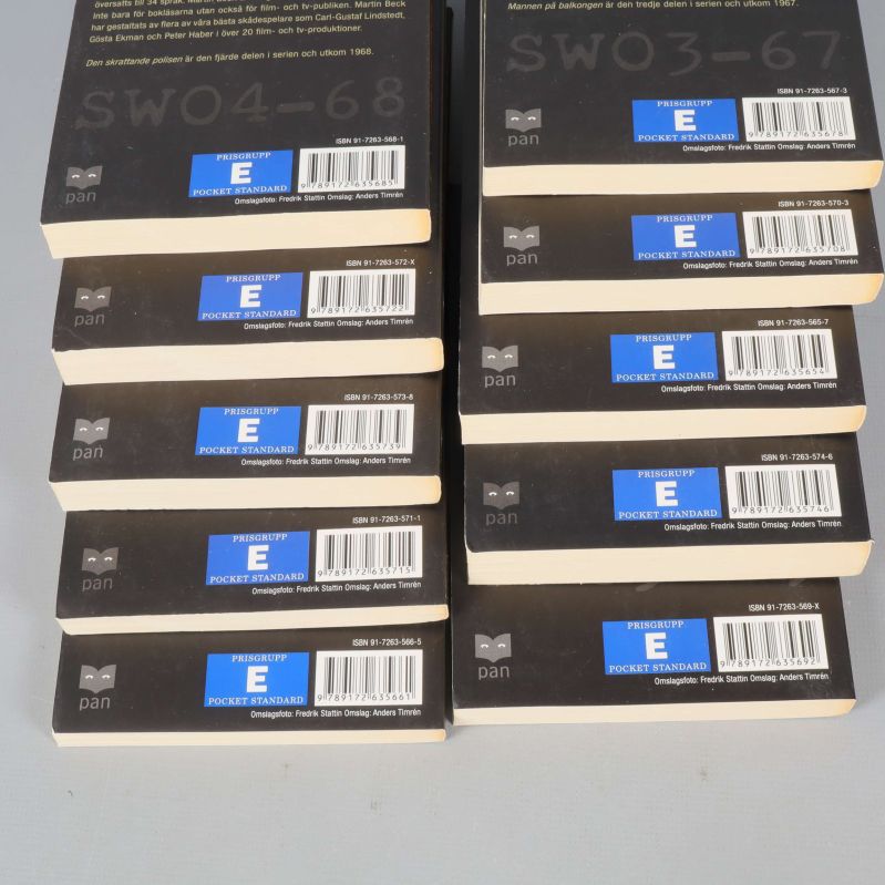 ISBN-nummer och prisgrupp på baksidan av böckerna i boxen