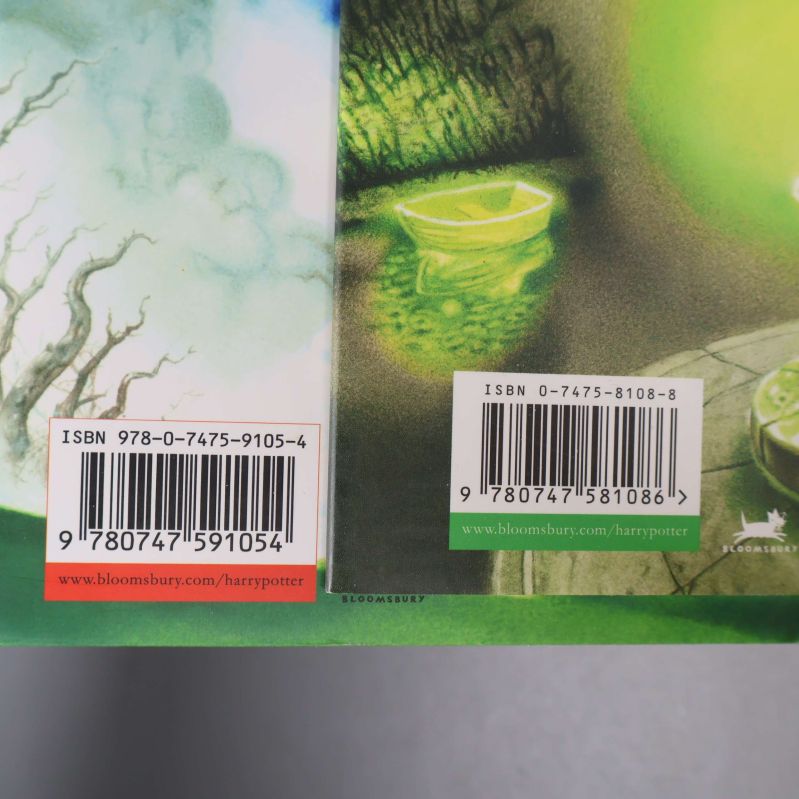 Sju Harry Potter-böcker uppställda med sidoryggar mot kameran