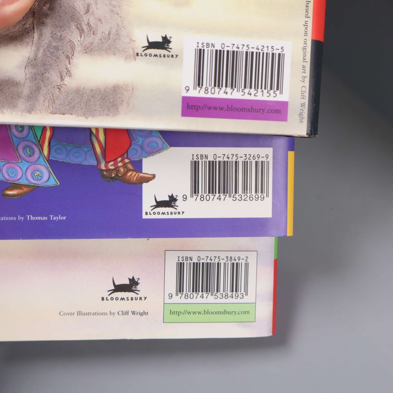 Två staplar med Harry Potter-böcker i hårdpärm