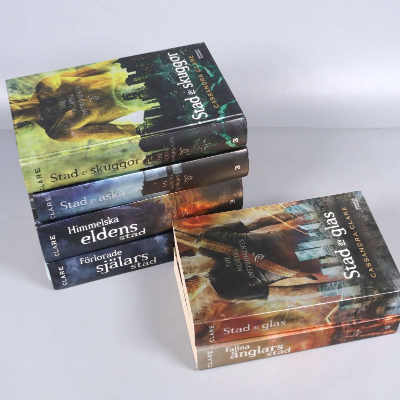 Staplade och liggande böcker ur Mortal Instruments-serien