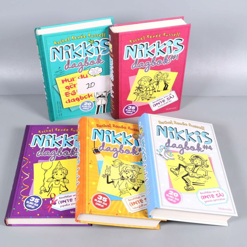 Fem Nikkis dagbok-böcker utplacerade, framsidor med illustrationer och titlar