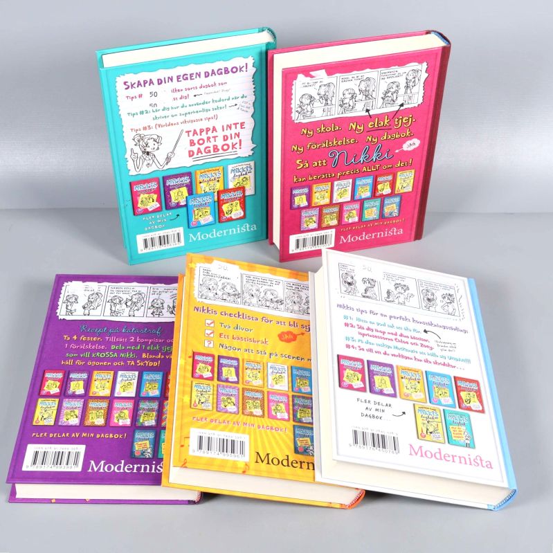 Baksidor av fem Nikkis dagbok-böcker med illustrationer, text och förlagsnamn