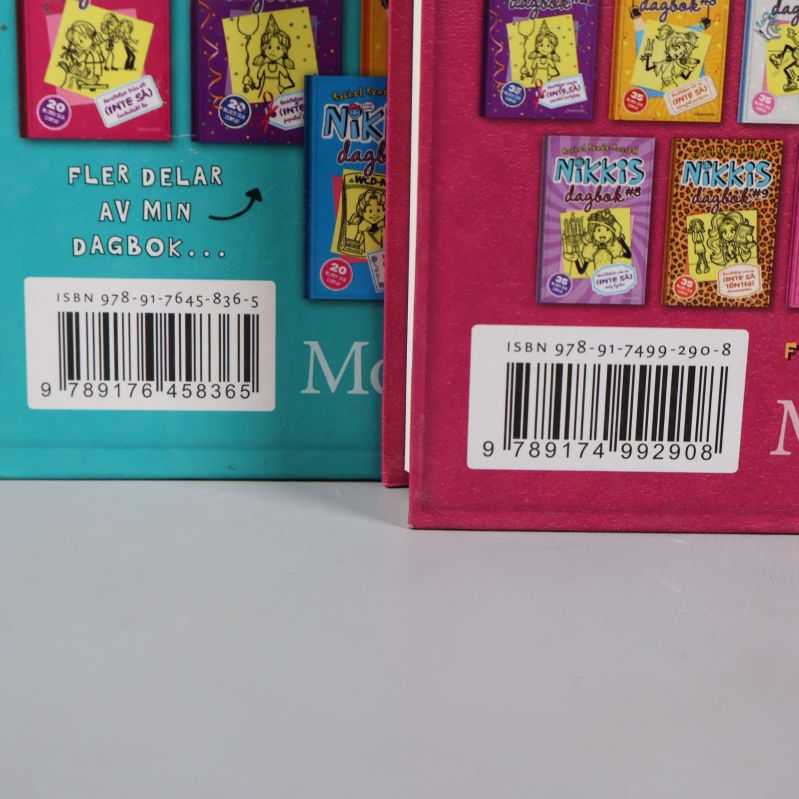 Närbild på två ISBN-nummer på baksidor av Nikkis dagbok-böcker med streckkoder