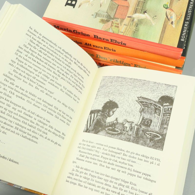 Uppslagen Elvis-bok med text och svartvit illustration