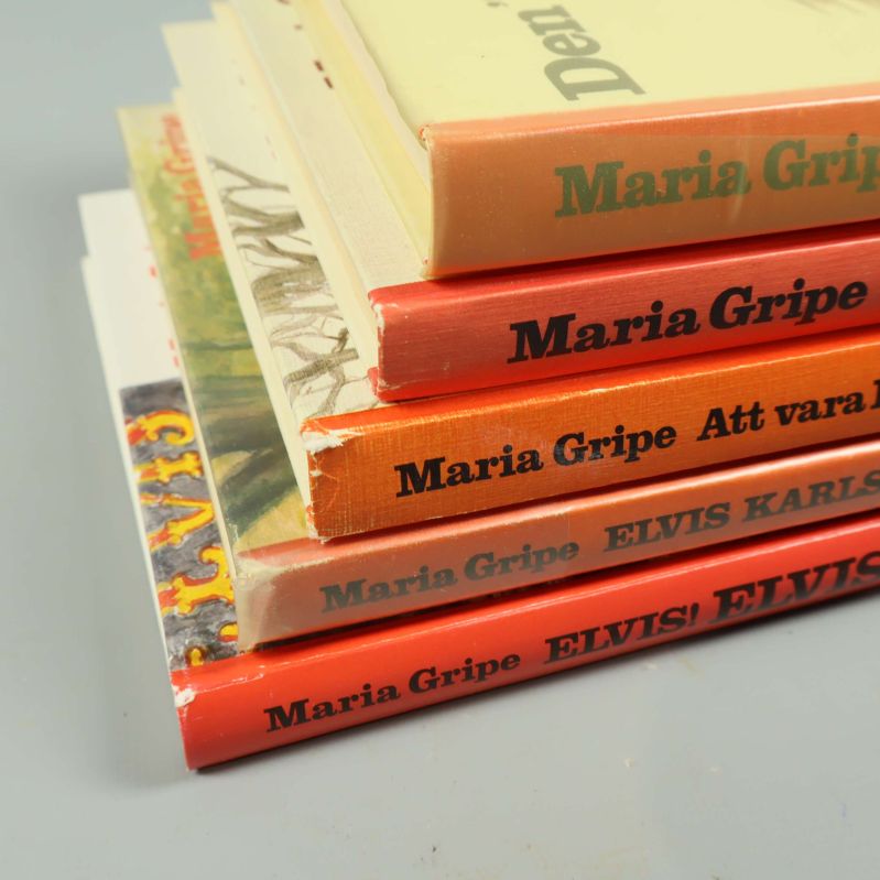 Närbild på bokryggar i Elvis-serien av Maria Gripe