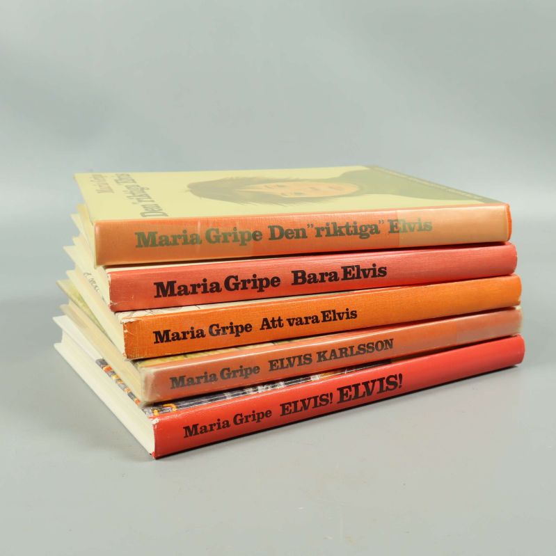 Elvis-böcker staplade med ryggarna utåt