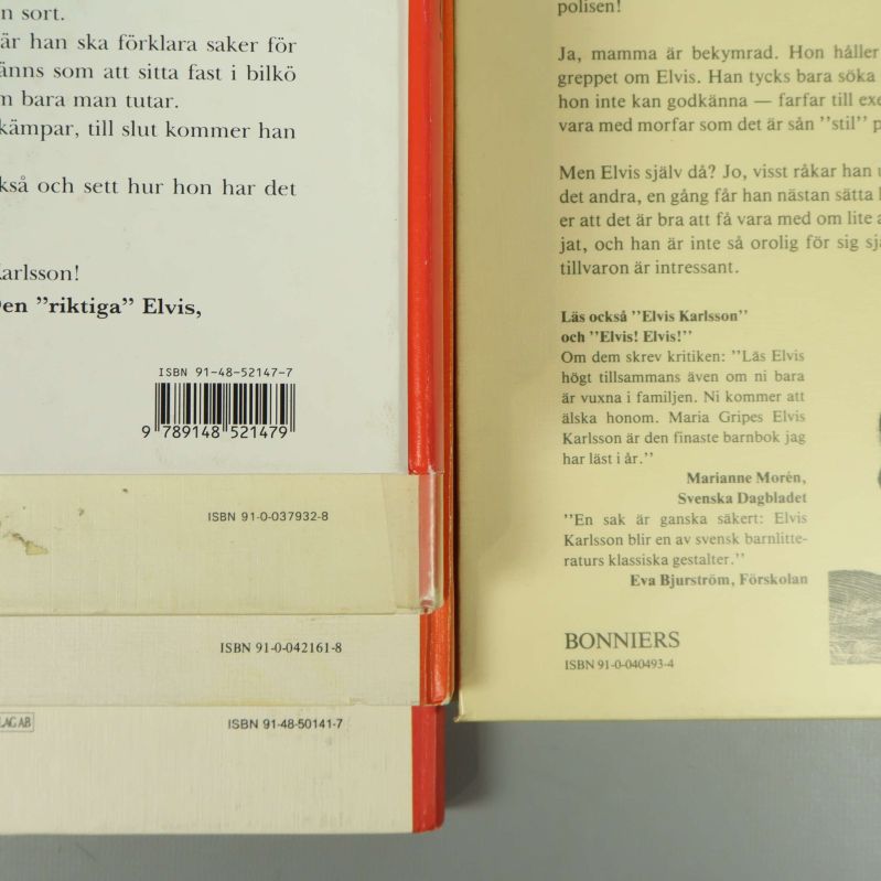 Närbild på ISBN-nummer på baksidor av Elvis-böcker