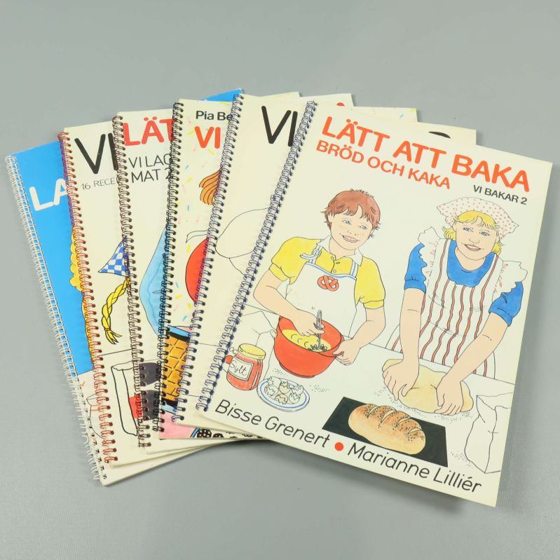Sex spiralbundna kokböcker med illustrerade omslag i en solfjäderform