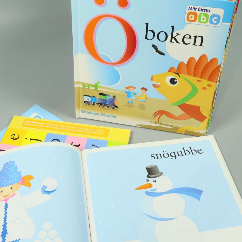 Bok Ö-boken framme och inuti visas en sida om snögubbe