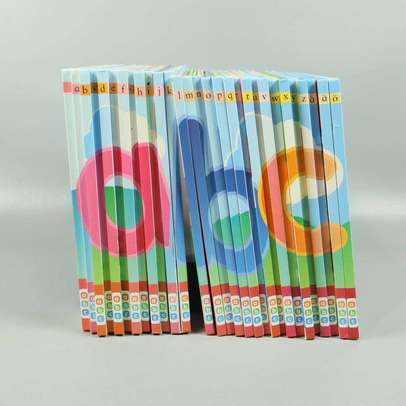 Framsidan av bokpaket med hela alfabetet synligt på bokryggarna