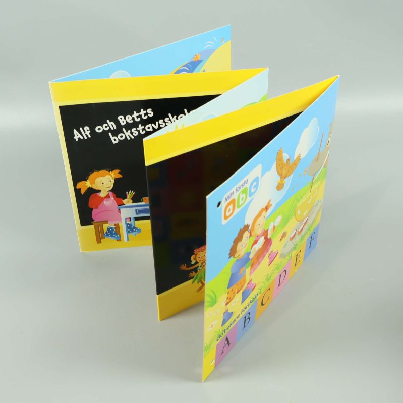Öppna böcker från paketet och titeln Alf och Betts bokstavsskola synlig