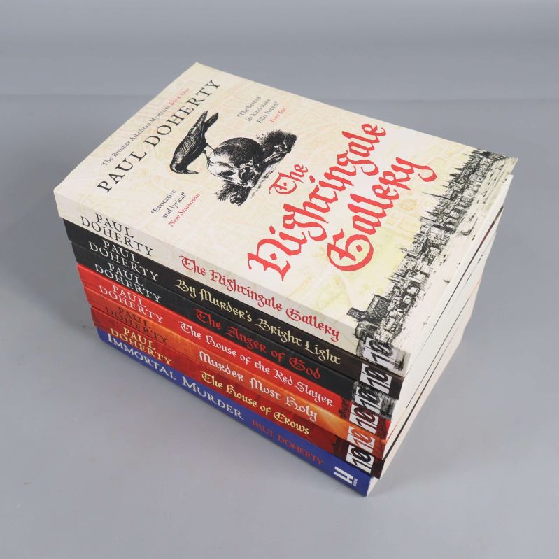 Vinklad vy över böckerna liggande i hög, titlar synliga på ryggarna