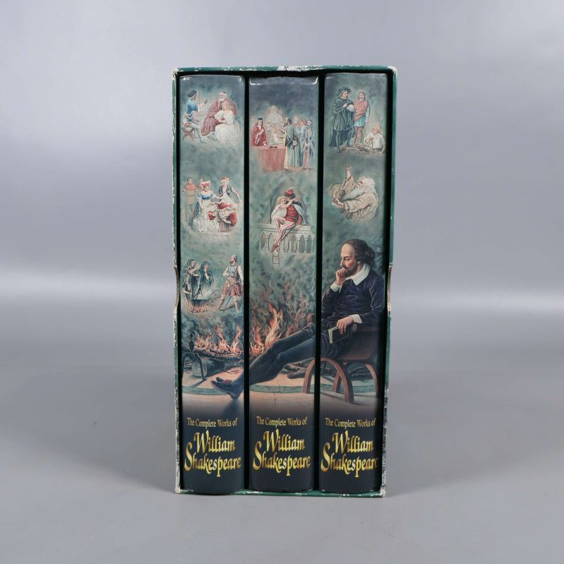 Tre uppställda volymer av The Complete Works of William Shakespeare med illustrerade ryggar
