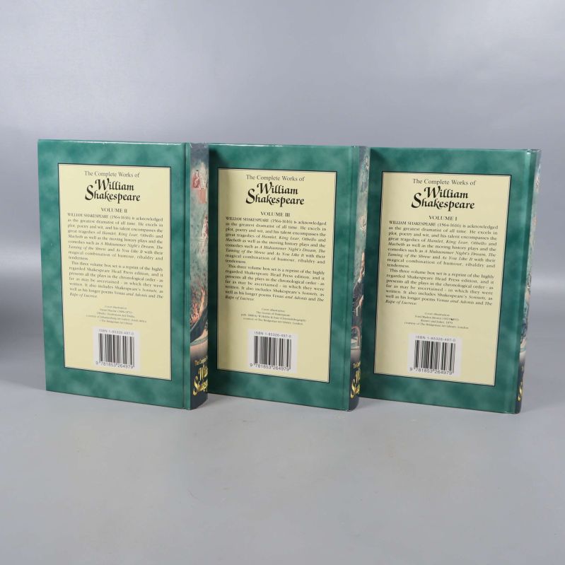 Tre baksidor av The Complete Works of William Shakespeare med streckkoder och ISBN synliga