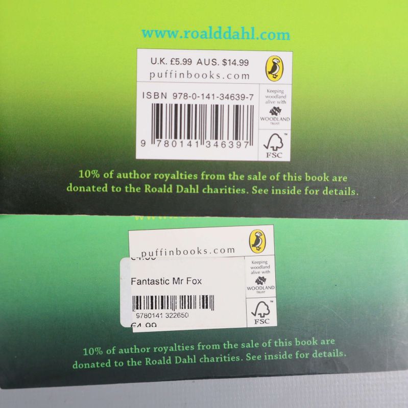 Närbild på två sista ISBN-etiketter från böckerna i samlingen