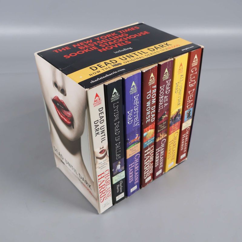 Box med sju Sookie Stackhouse böcker synliga från sidan