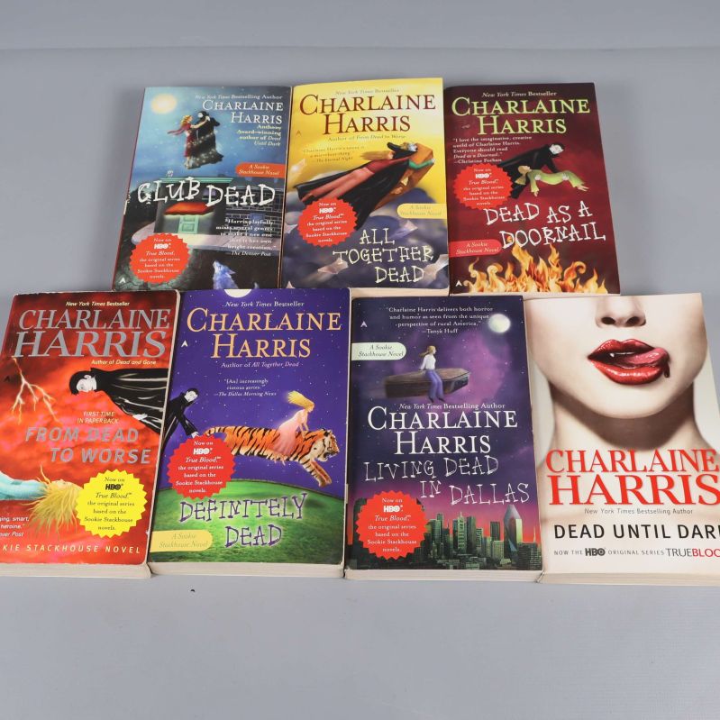 Sju Sookie Stackhouse romaner liggande med framsidorna synliga