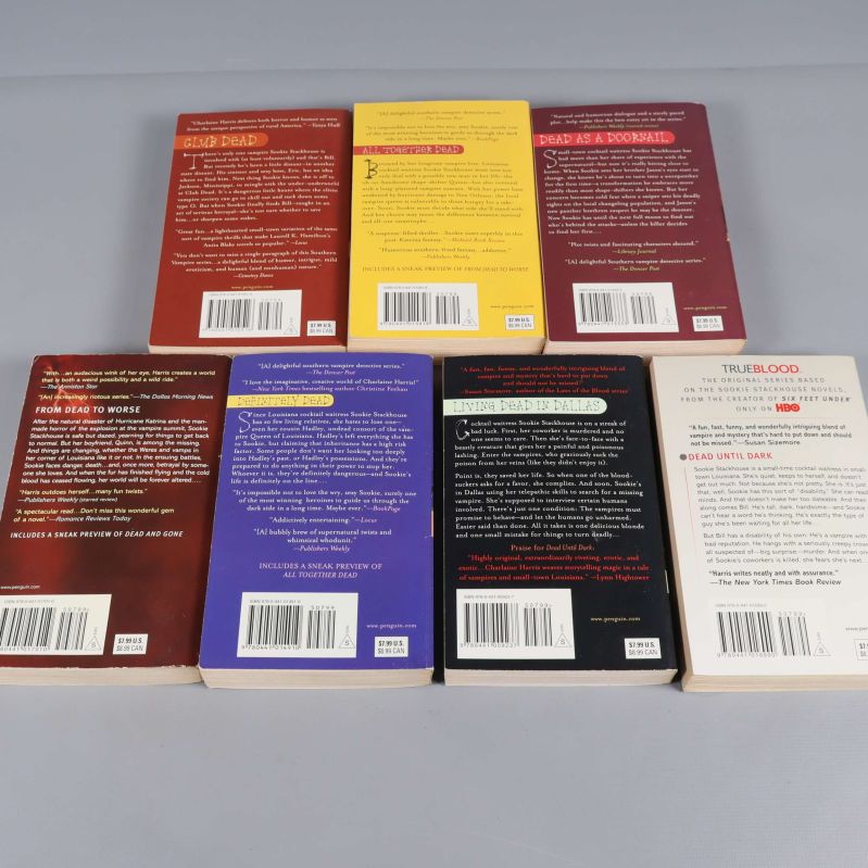 Baksidor av sju Sookie Stackhouse böcker med ISBN och beskrivning