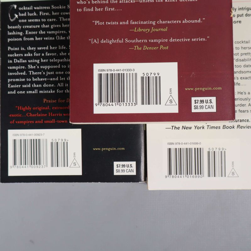 Närbild på två ISBN-koder på baksidan och penguin.com text