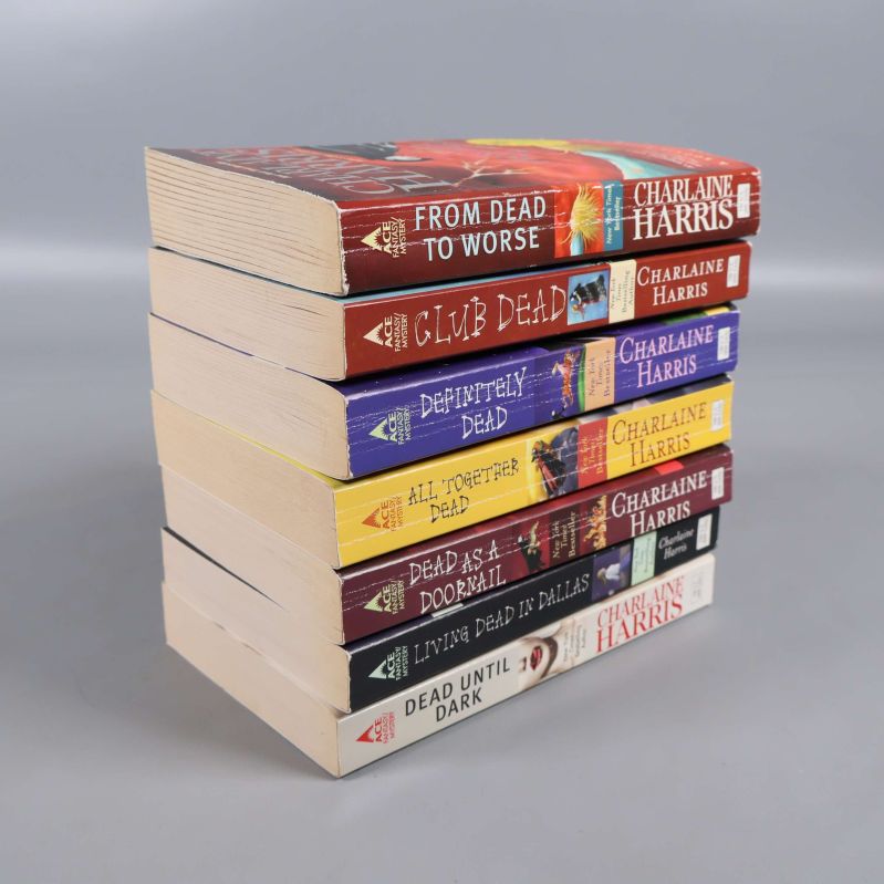 Sju Sookie Stackhouse pocketböcker liggande på högkant