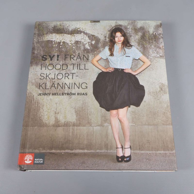 Framsidan av Sy! Från hood till skjortklänning med modell i kjol