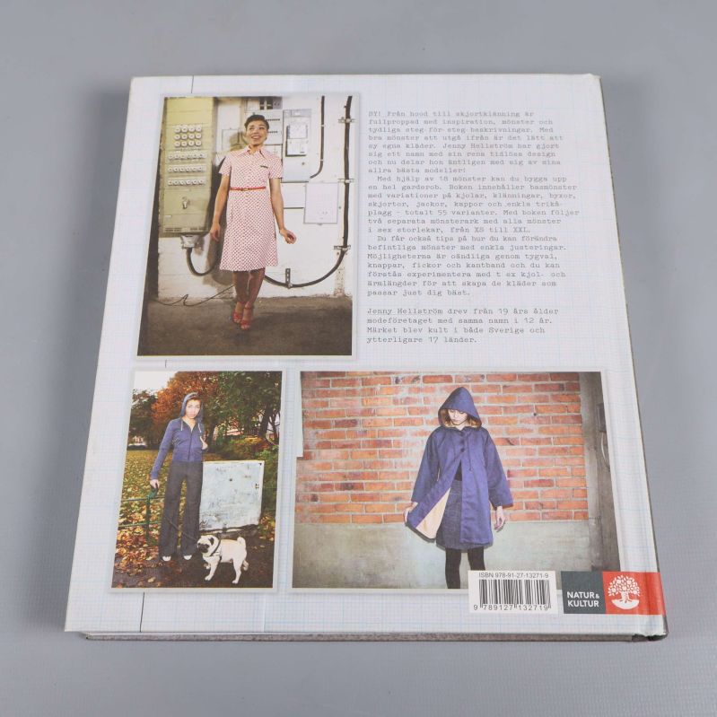 Baksidan av boken med bilder på tre olika plagg och text