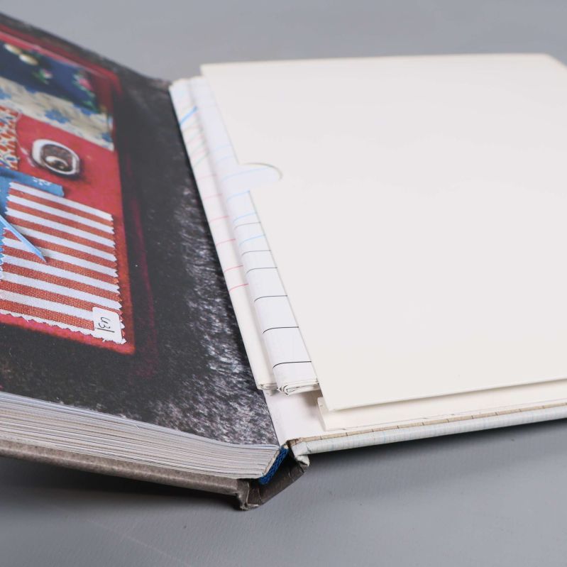 Fickan i bokens baksida med lösa mönsterark