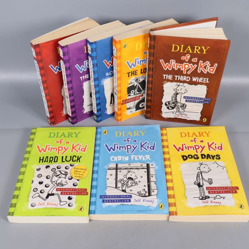 Diary of a Wimpy Kid-serien utspridda så framsidor syns tydligt, åtta böcker