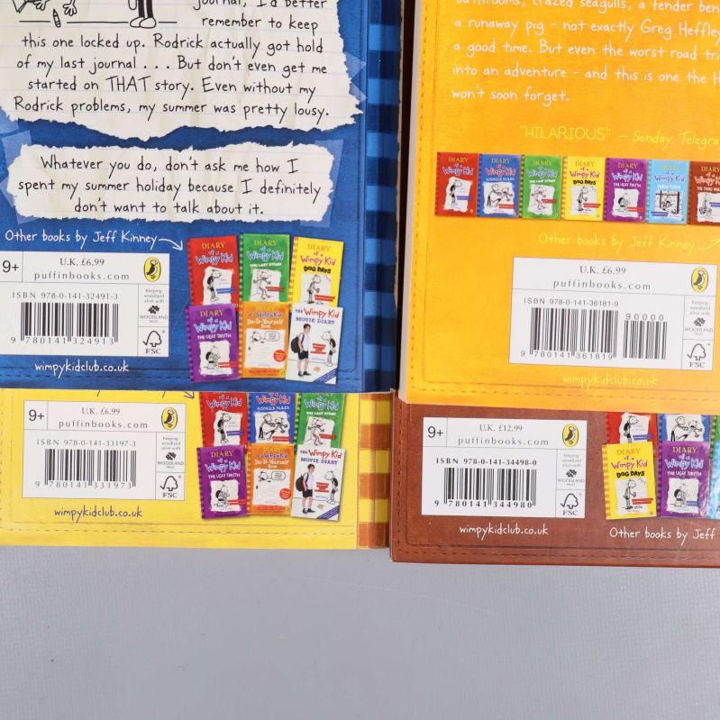 Fyra Diary of a Wimpy Kid-baksidor med tydliga ISBN-nummer och illustrationer