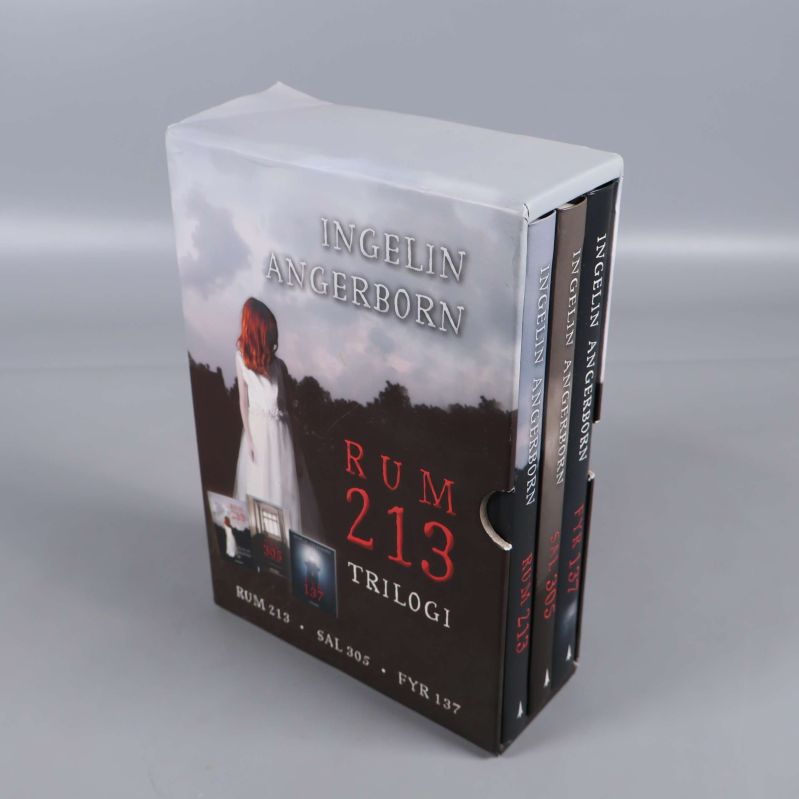 Box med tre böcker i Rum 213-trilogin av Ingelin Angerborn