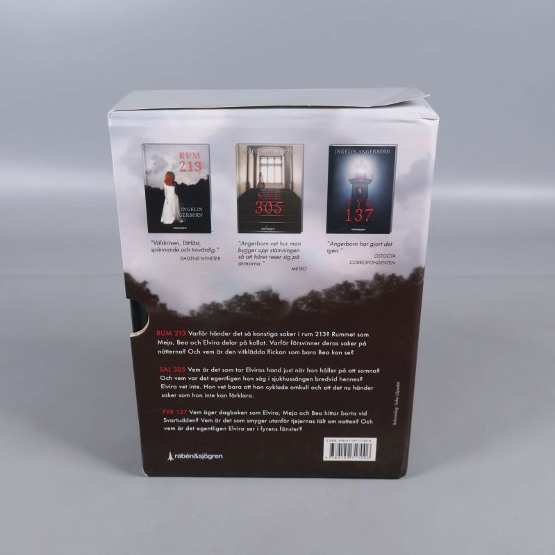 Baksidan av boxen för Rum 213-trilogin med små bilder på böckerna och sammanfattningar
