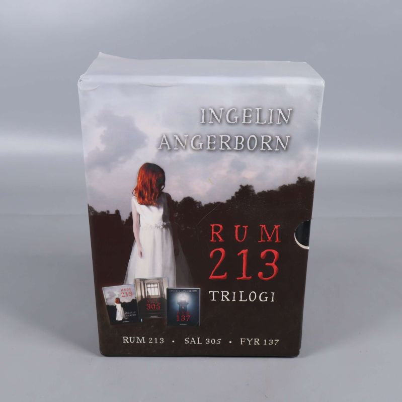 Framsidan av boxen för Rum 213-trilogin med flicka i vit klänning